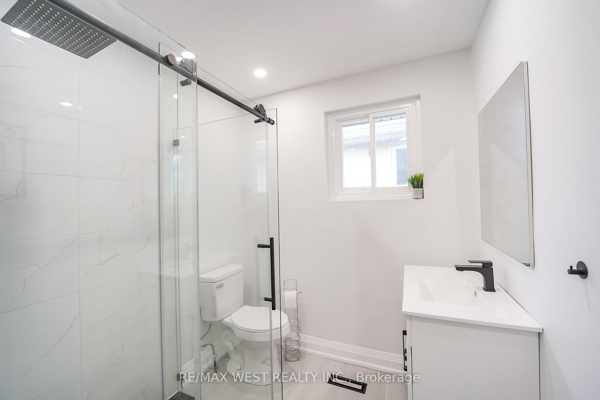 Photo 8 of 765 Dodsworth Crescent, Mississauga, Applewood — HOMEH