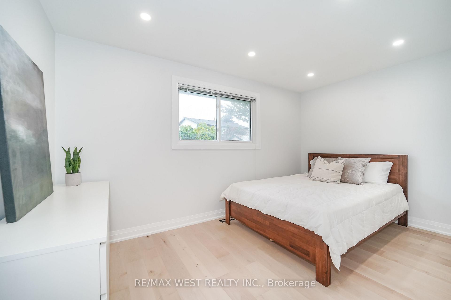 Photo 9 of 765 Dodsworth Crescent, Mississauga, Applewood — HOMEH
