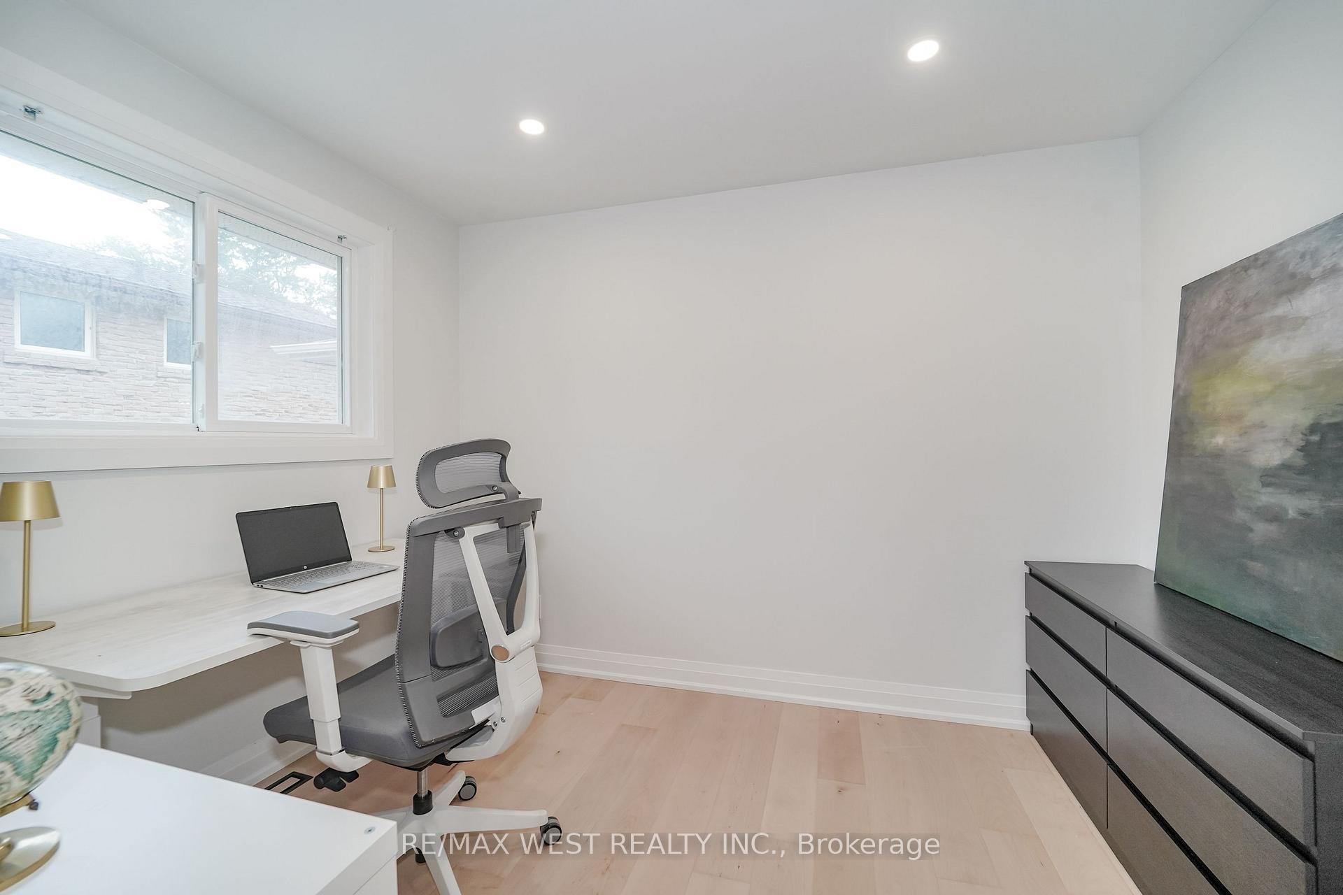 Photo 10 of 765 Dodsworth Crescent, Mississauga, Applewood — HOMEH