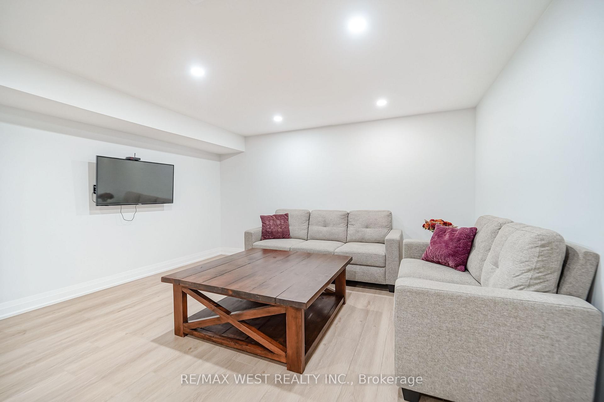 Photo 13 of 765 Dodsworth Crescent, Mississauga, Applewood — HOMEH
