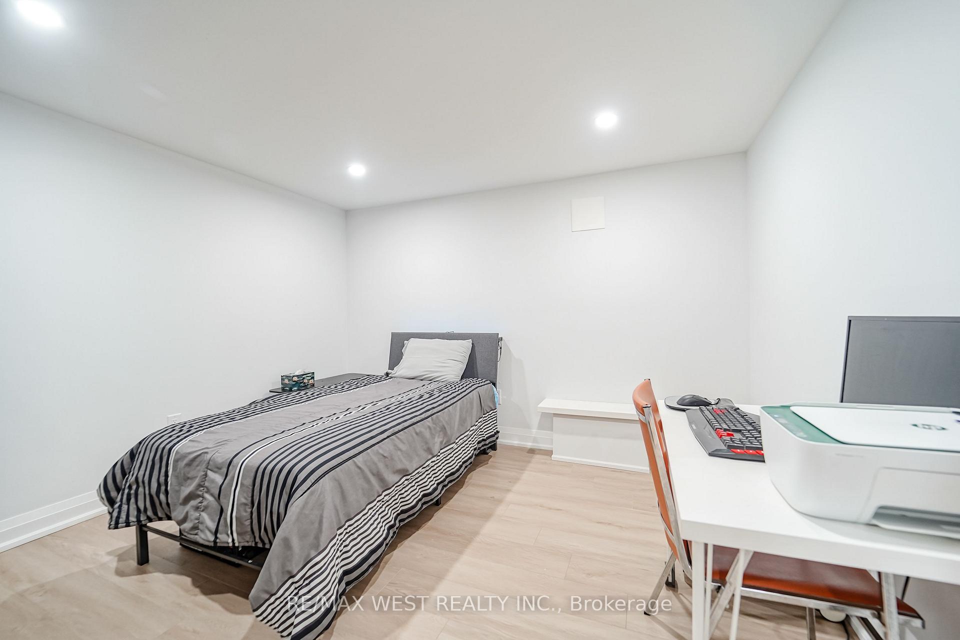 Photo 15 of 765 Dodsworth Crescent, Mississauga, Applewood — HOMEH