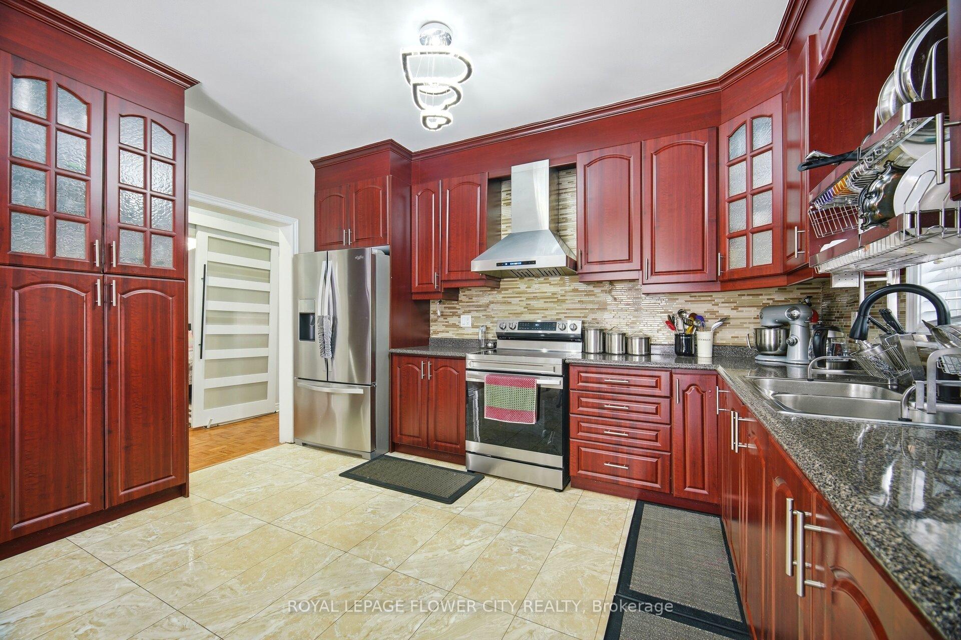 Photo 10 of 67 Olde Town Road, Brampton, Fletcher's Creek Village — HOMEH