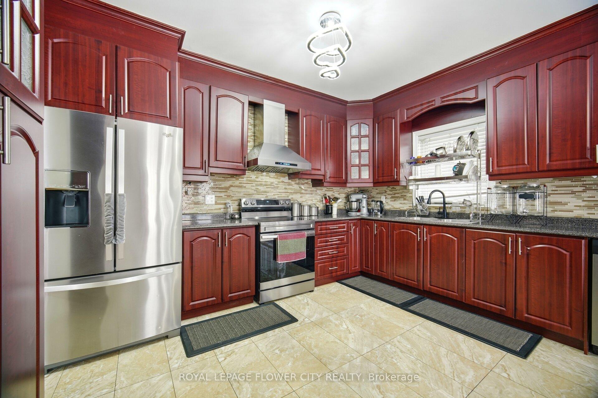 Photo 11 of 67 Olde Town Road, Brampton, Fletcher's Creek Village — HOMEH