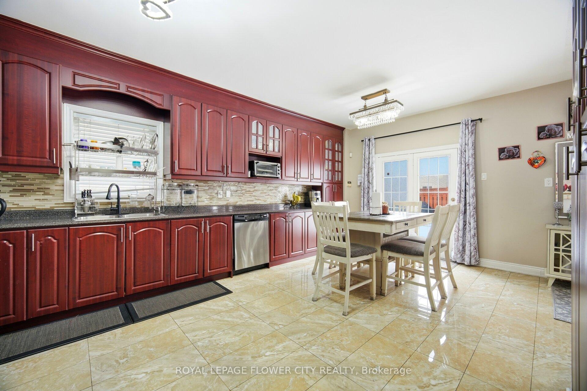Photo 12 of 67 Olde Town Road, Brampton, Fletcher's Creek Village — HOMEH