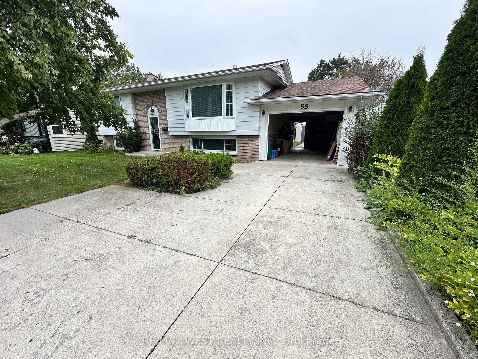 Photo 2 of 53 Bloomfield Avenue, St. Catharines, Secord Woods — HOMEH