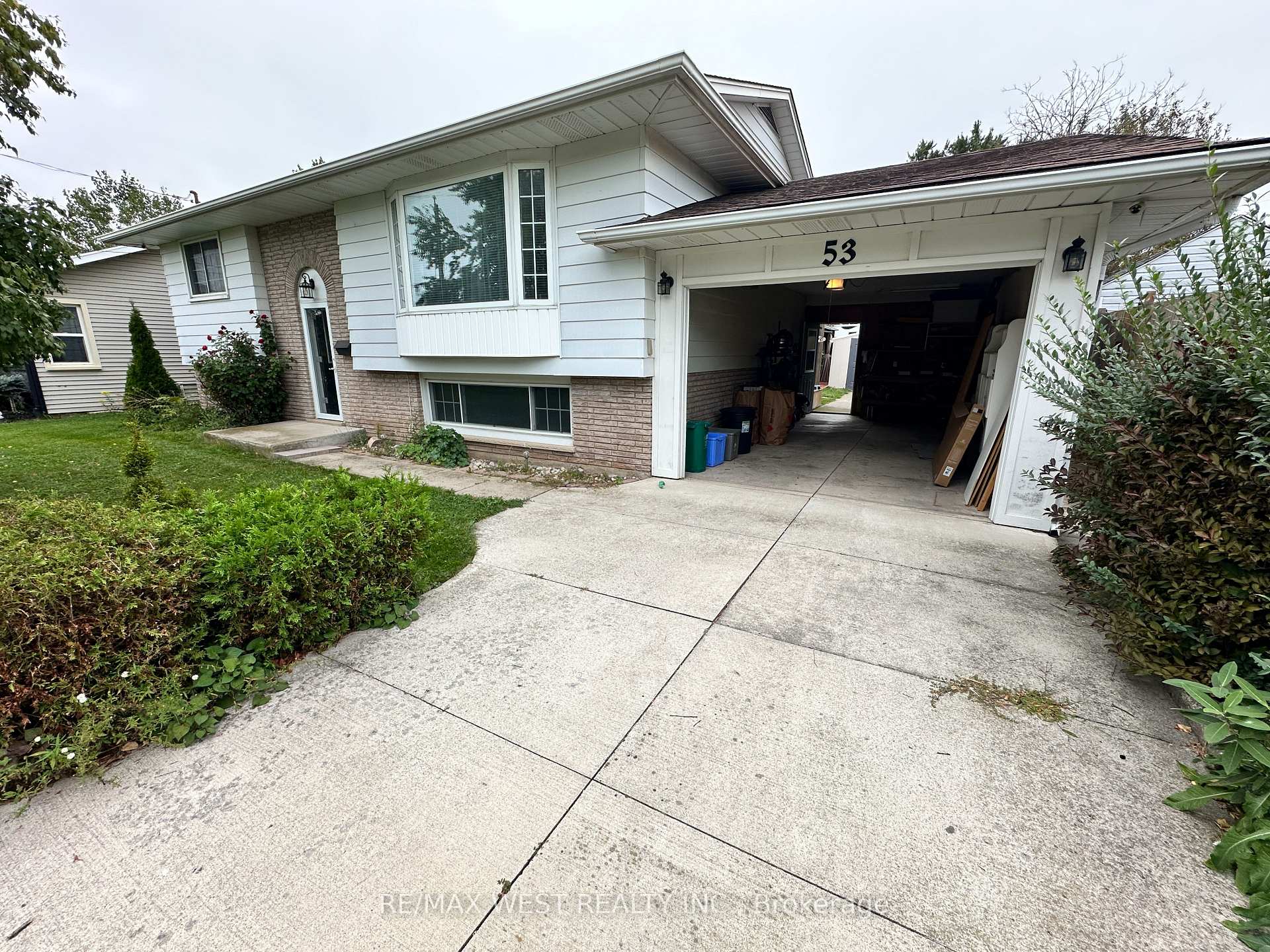 Photo 3 of 53 Bloomfield Avenue, St. Catharines, Secord Woods — HOMEH