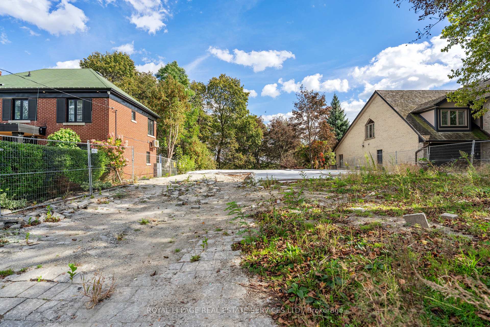 Photo 2 of 17 St. Georges Road, Etobicoke, Edenbridge-Humber Valley — HOMEH