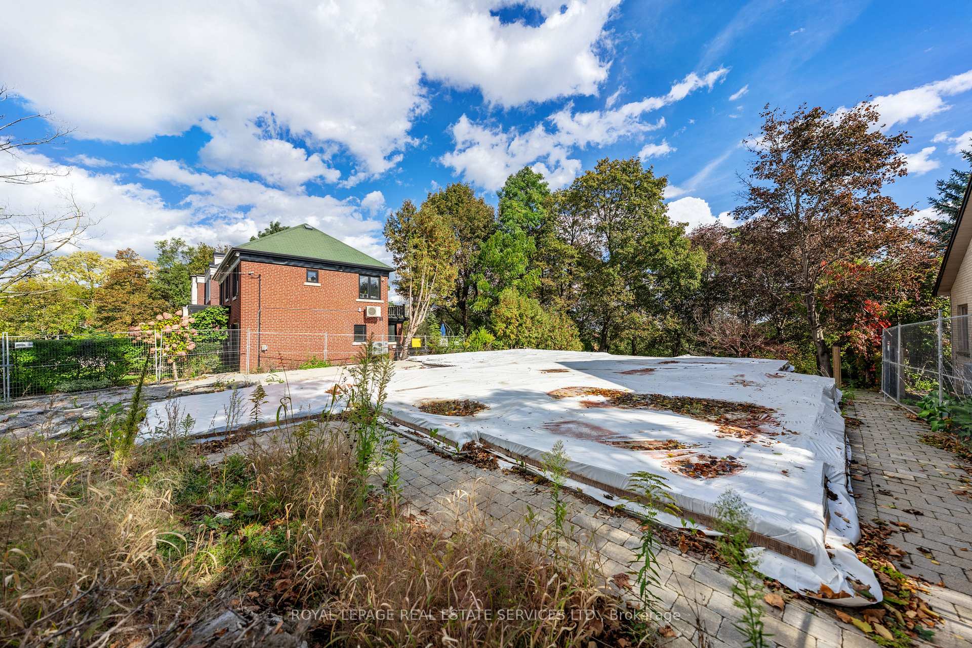 Photo 3 of 17 St. Georges Road, Etobicoke, Edenbridge-Humber Valley — HOMEH