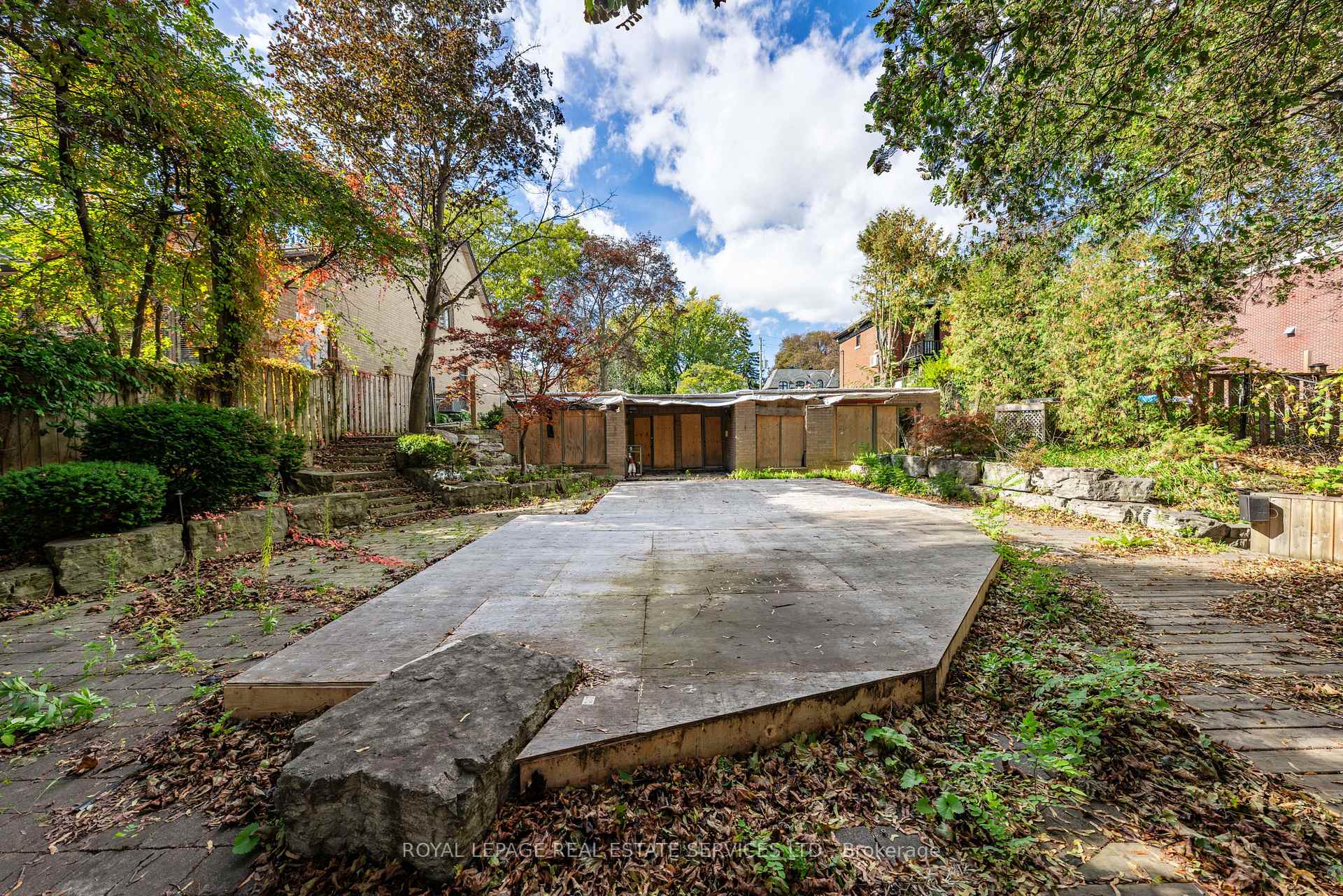Photo 5 of 17 St. Georges Road, Etobicoke, Edenbridge-Humber Valley — HOMEH