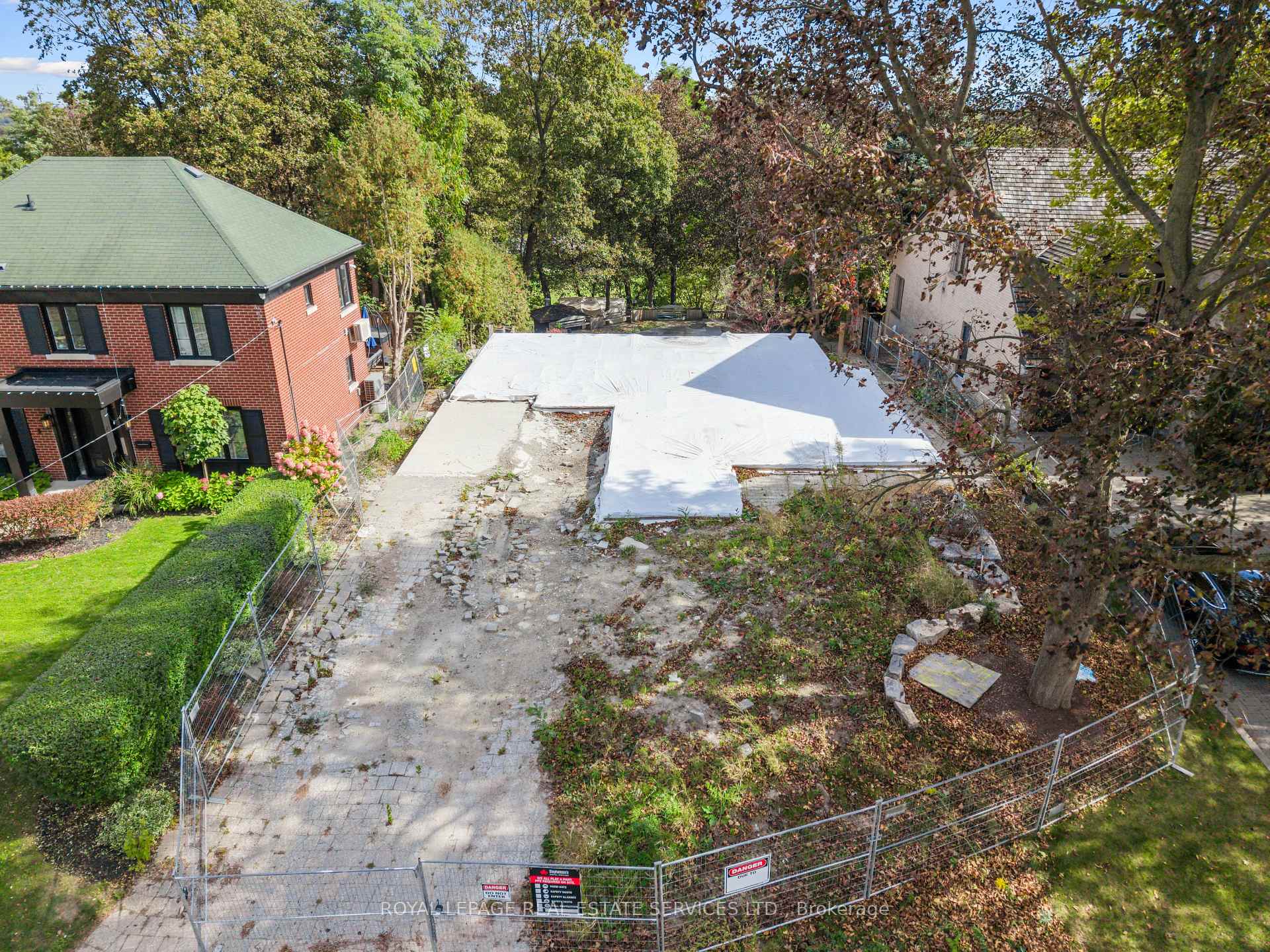 Photo 11 of 17 St. Georges Road, Etobicoke, Edenbridge-Humber Valley — HOMEH