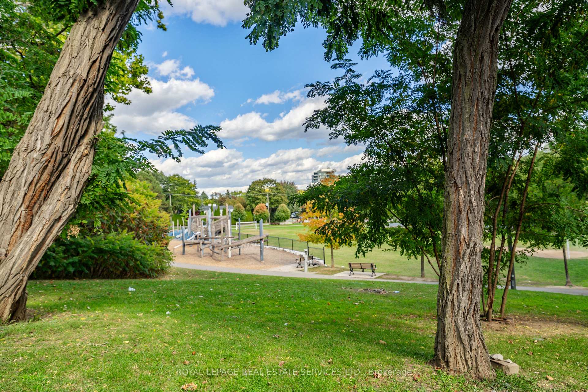 Photo 13 of 17 St. Georges Road, Etobicoke, Edenbridge-Humber Valley — HOMEH