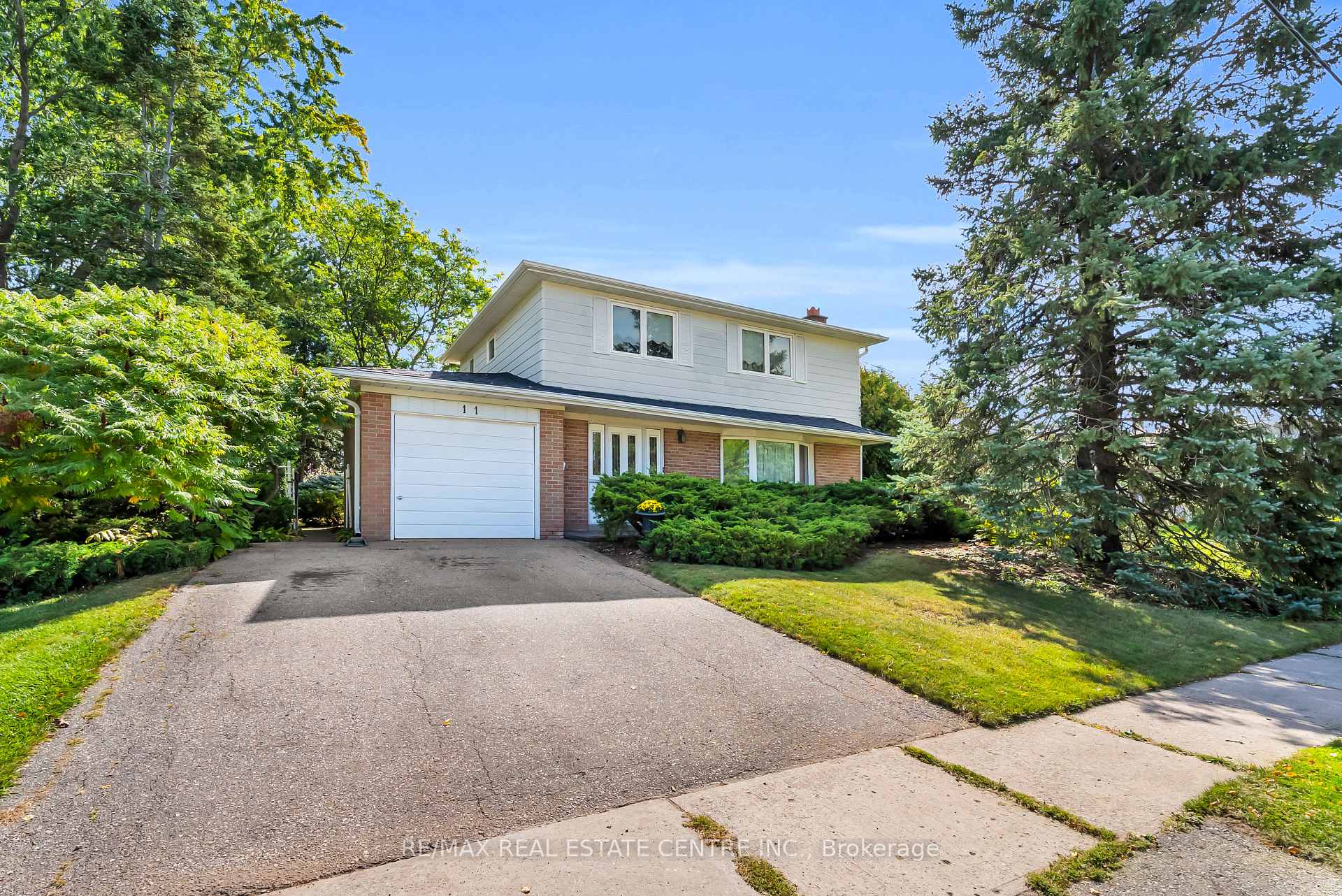 Photo 2 of 11 Dawson Crescent, Halton Hills, Georgetown — HOMEH