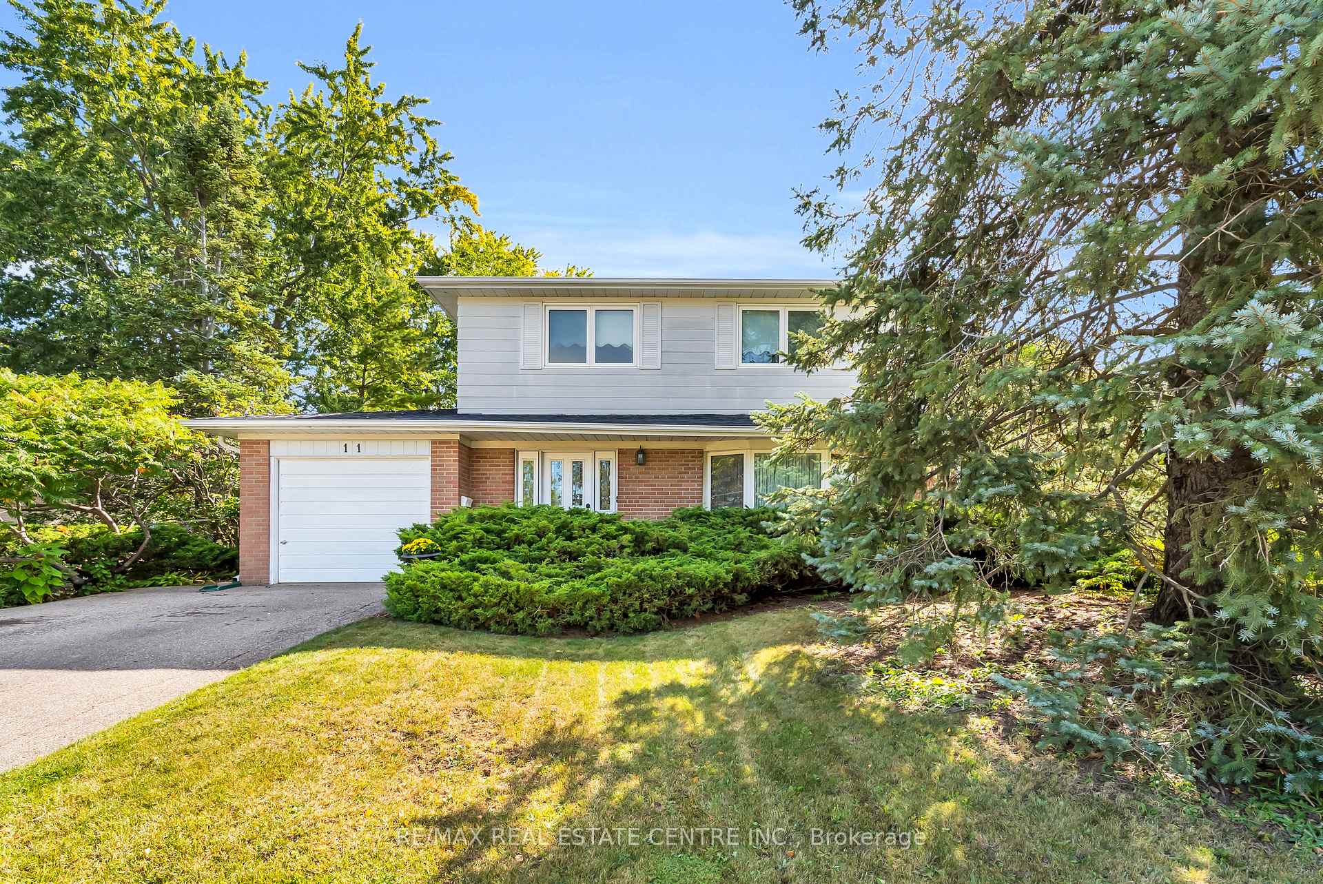 Photo 3 of 11 Dawson Crescent, Halton Hills, Georgetown — HOMEH