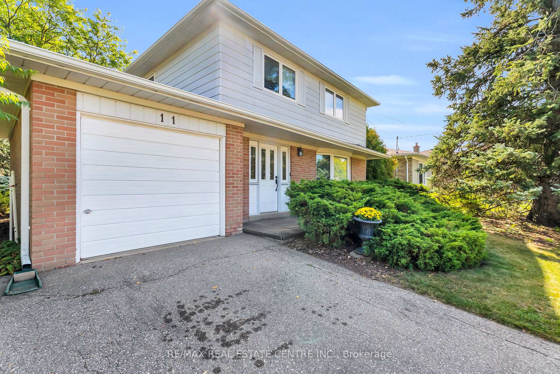 Photo 5 of 11 Dawson Crescent, Halton Hills, Georgetown — HOMEH