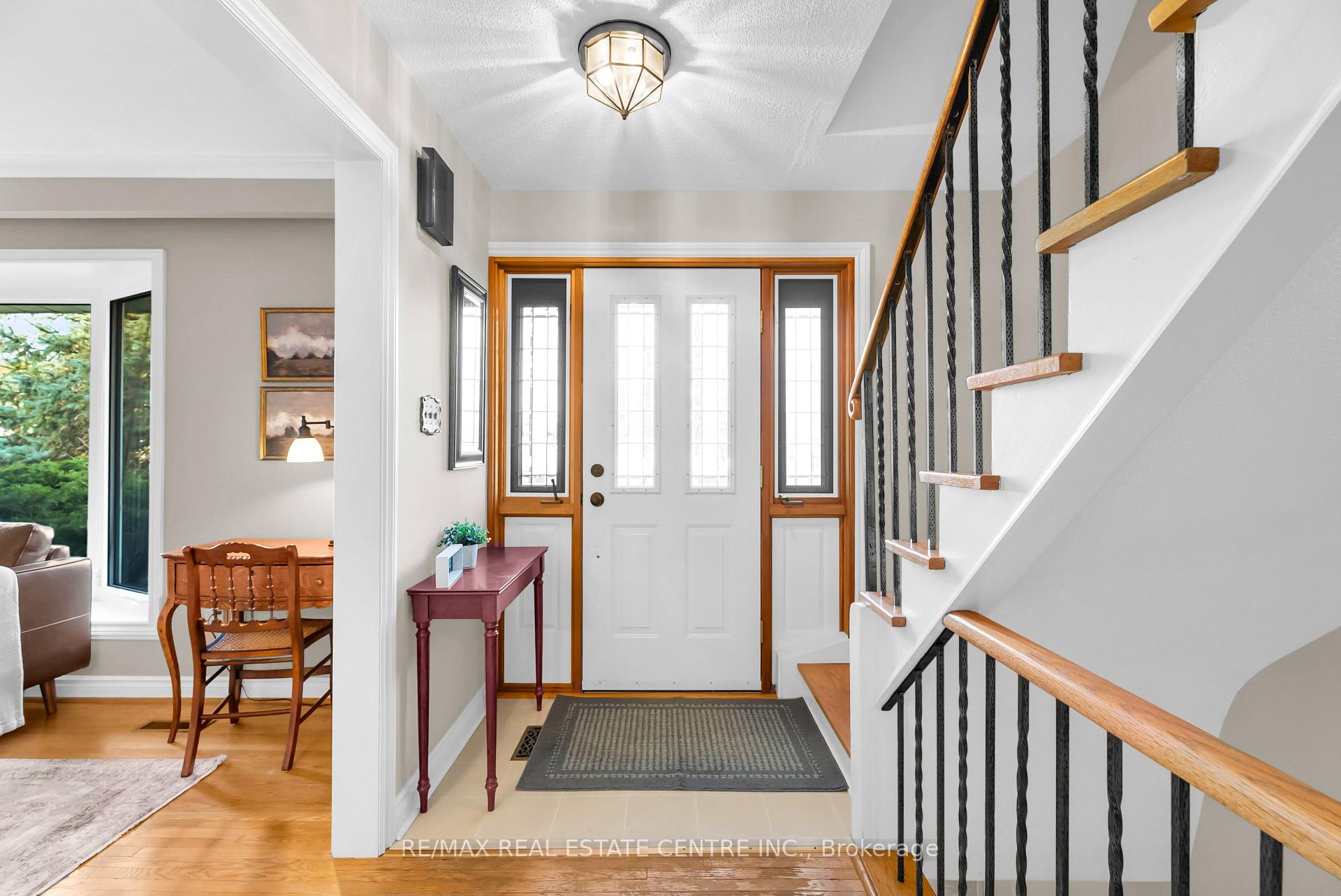Photo 8 of 11 Dawson Crescent, Halton Hills, Georgetown — HOMEH