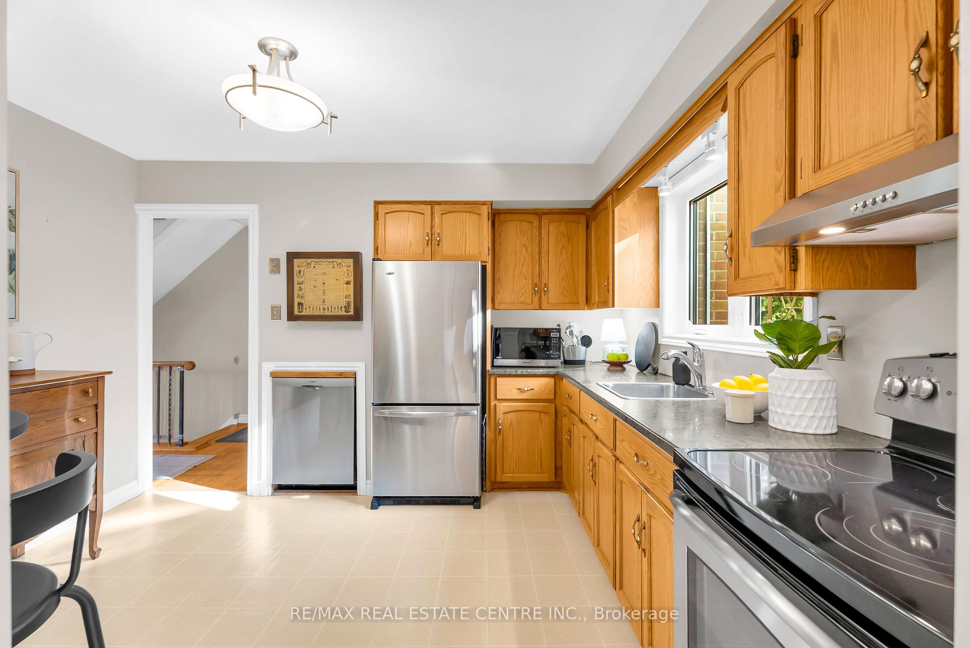 Photo 20 of 11 Dawson Crescent, Halton Hills, Georgetown — HOMEH