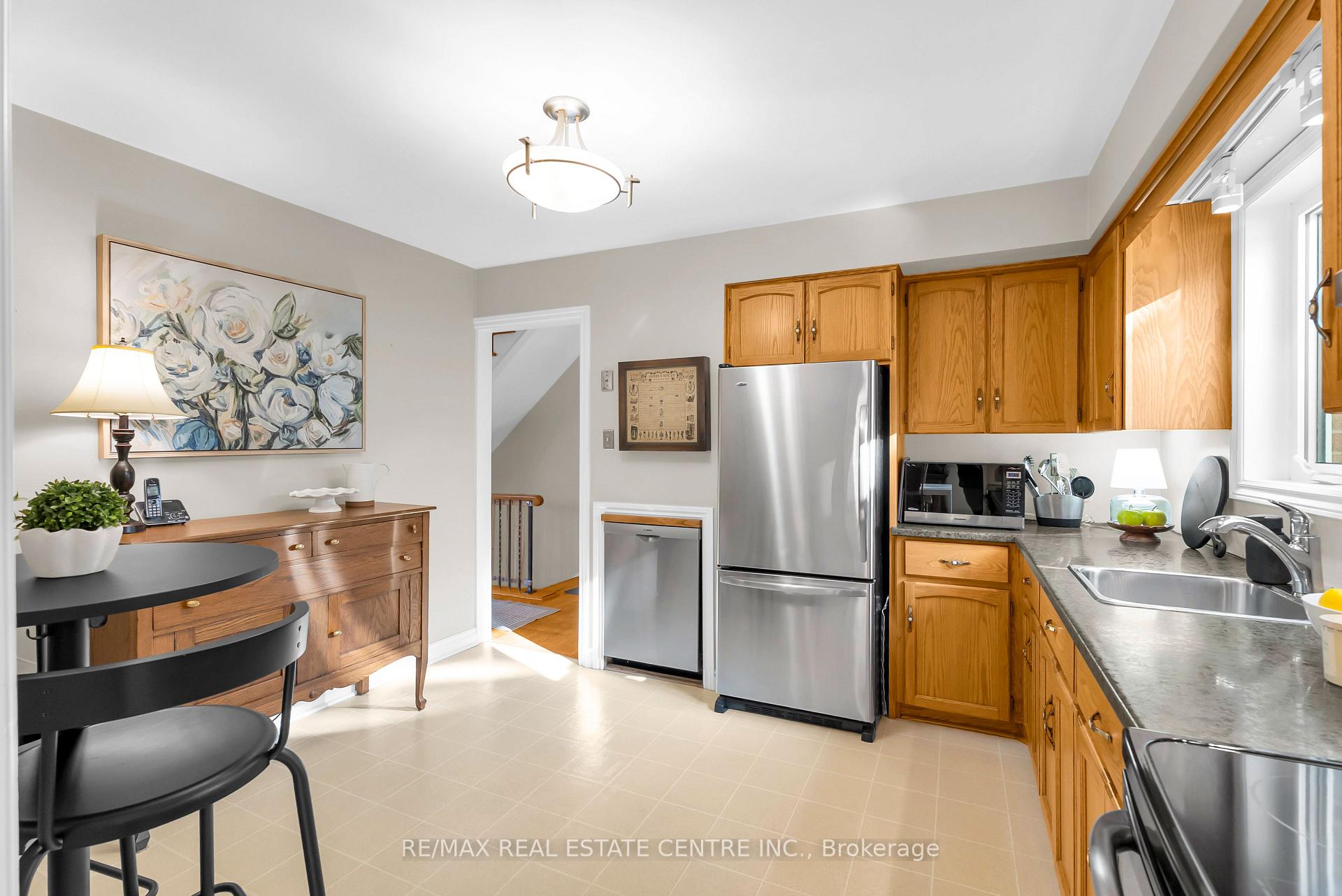 Photo 21 of 11 Dawson Crescent, Halton Hills, Georgetown — HOMEH