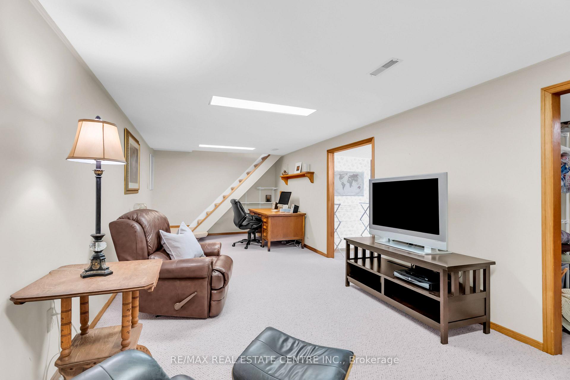 Photo 40 of 11 Dawson Crescent, Halton Hills, Georgetown — HOMEH