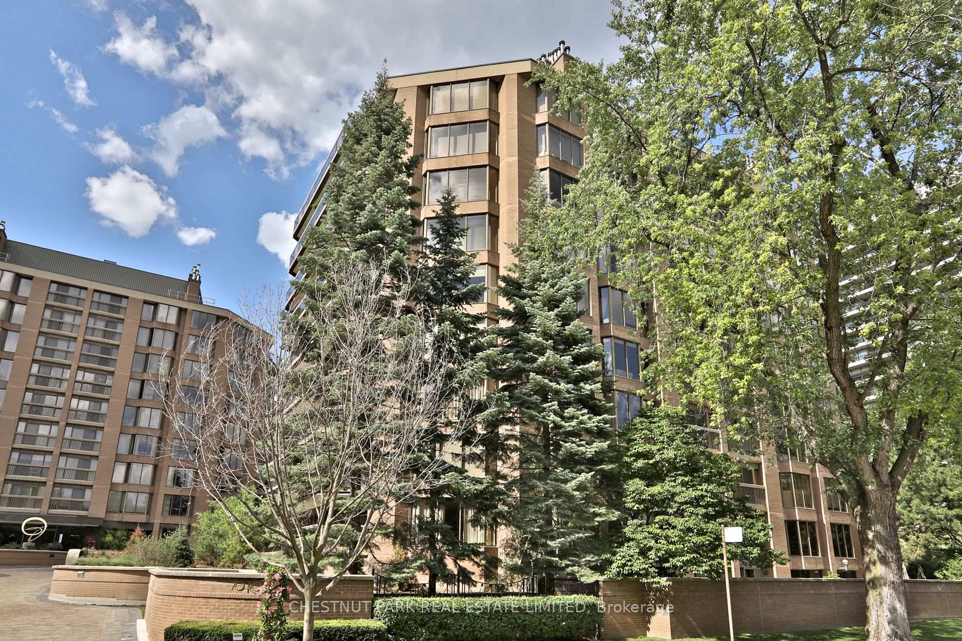 Photo 3 of Unit 805, 70 Rosehill Avenue, Toronto, Rosedale-Moore Park — HOMEH