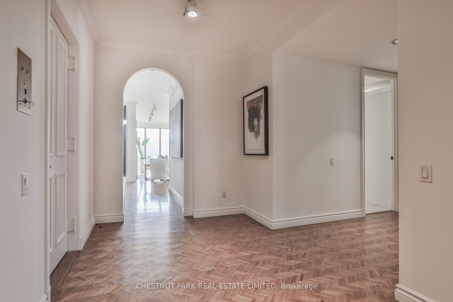 Photo 6 of Unit 805, 70 Rosehill Avenue, Toronto, Rosedale-Moore Park — HOMEH