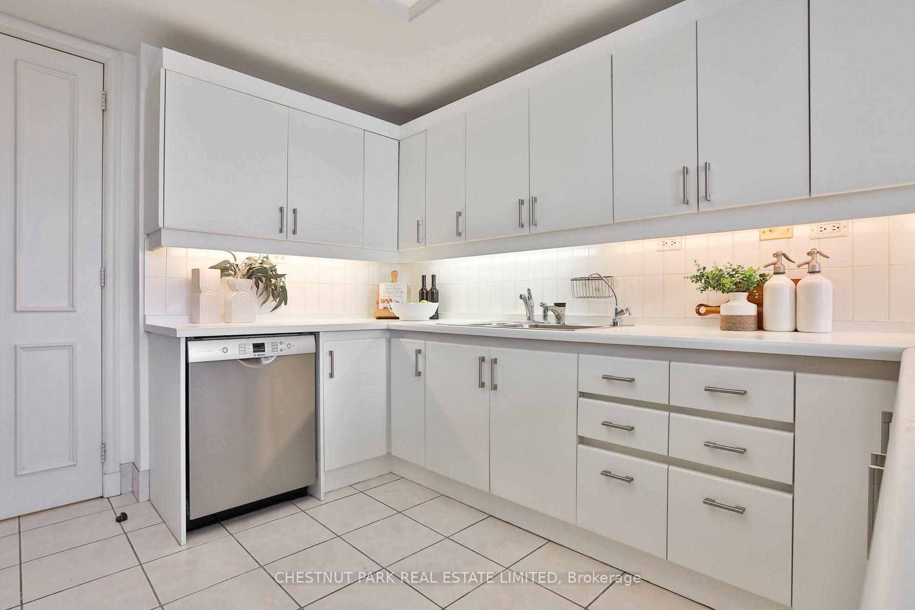 Photo 13 of Unit 805, 70 Rosehill Avenue, Toronto, Rosedale-Moore Park — HOMEH