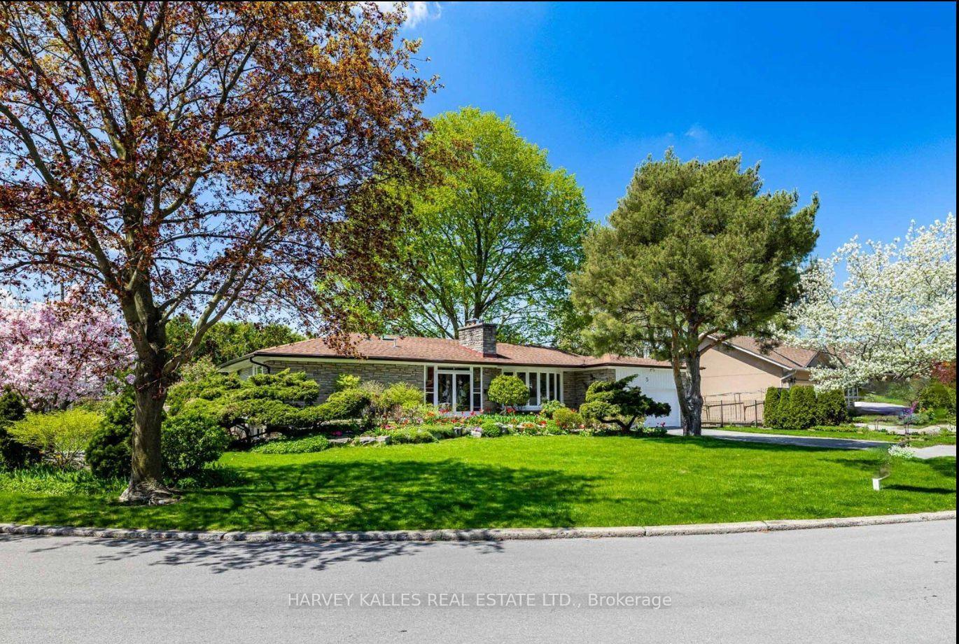 Photo 3 of 5 Parmbelle Crescent, North York, Parkwoods-Donalda — HOMEH