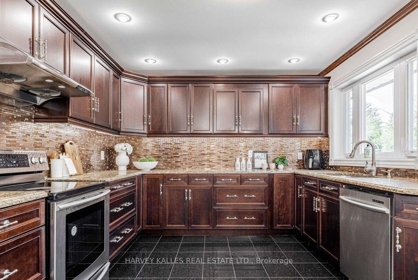 Photo 9 of 5 Parmbelle Crescent, North York, Parkwoods-Donalda — HOMEH