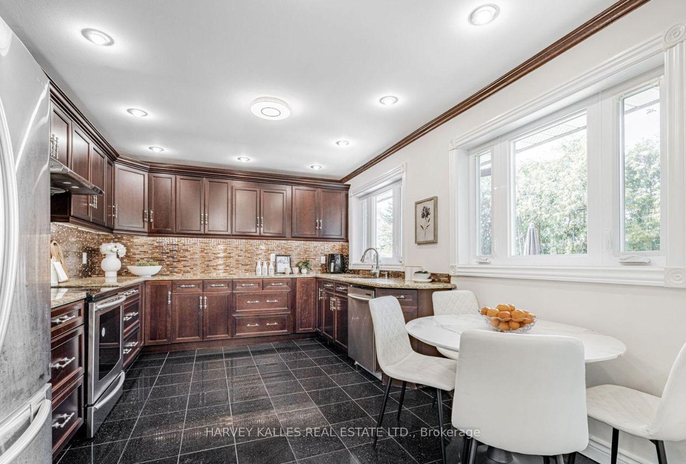 Photo 10 of 5 Parmbelle Crescent, North York, Parkwoods-Donalda — HOMEH