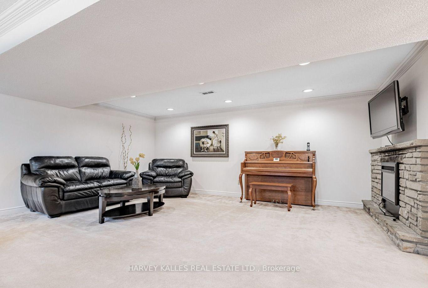 Photo 19 of 5 Parmbelle Crescent, North York, Parkwoods-Donalda — HOMEH