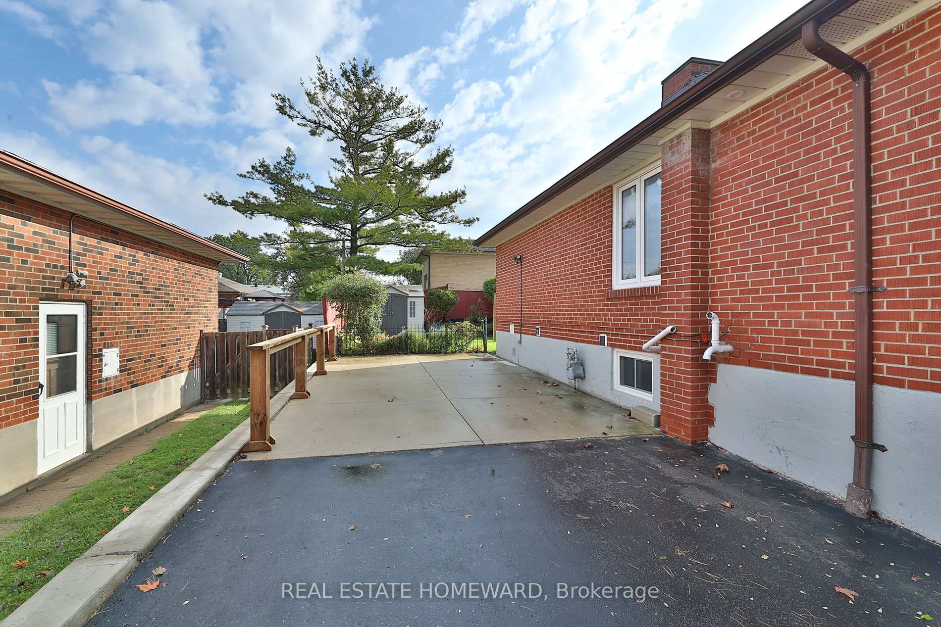 Photo 4 of Unit Upper, 36 Kim Court, Scarborough, Kennedy Park — HOMEH