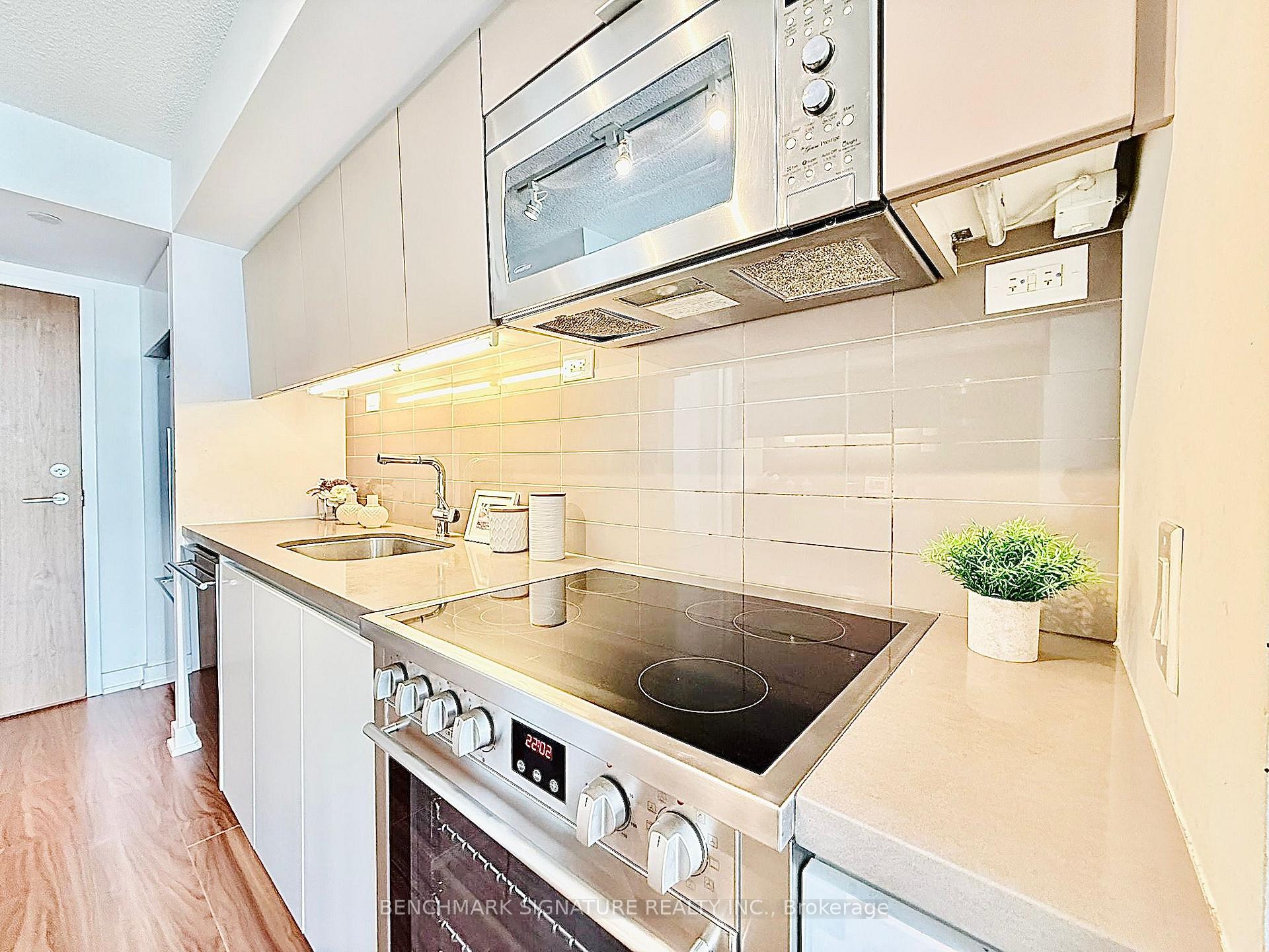 Photo 4 of Unit 2108, 85 Queens Wharf Road, Toronto, Waterfront Communities — HOMEH