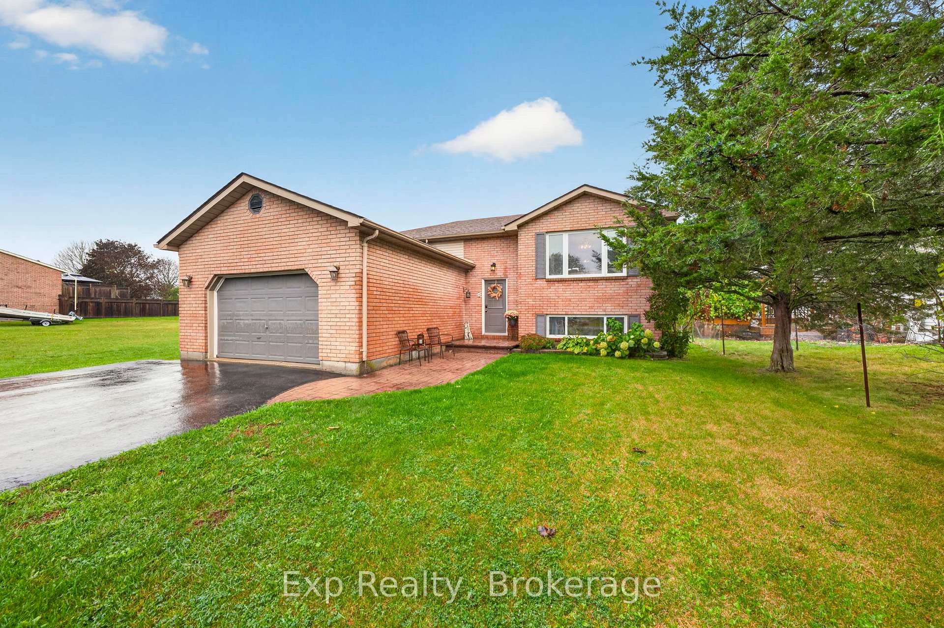 Photo 2 of 4 Harbourview Crescent, Prince Edward County, Wellington Ward — HOMEH