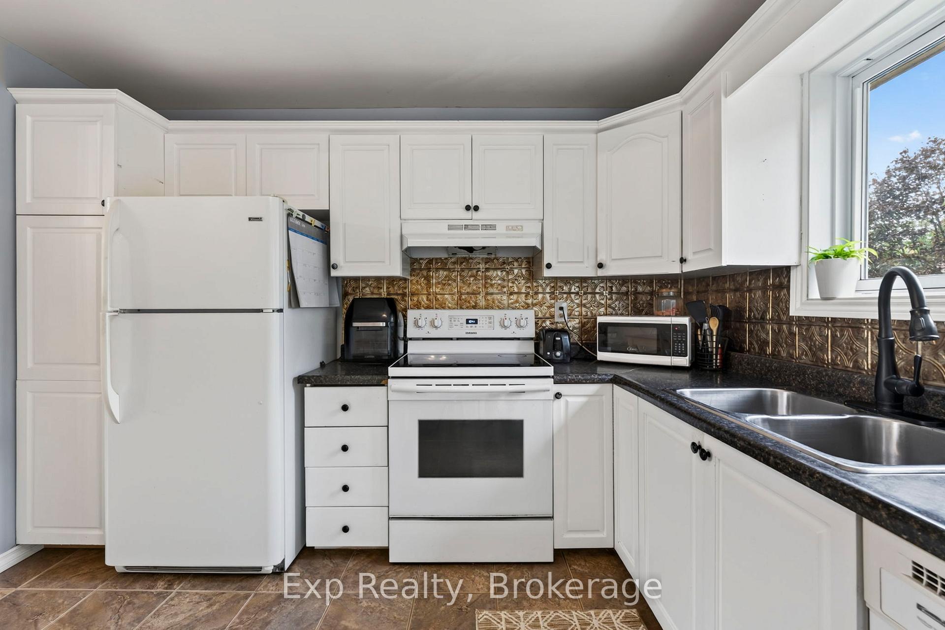 Photo 8 of 4 Harbourview Crescent, Prince Edward County, Wellington Ward — HOMEH
