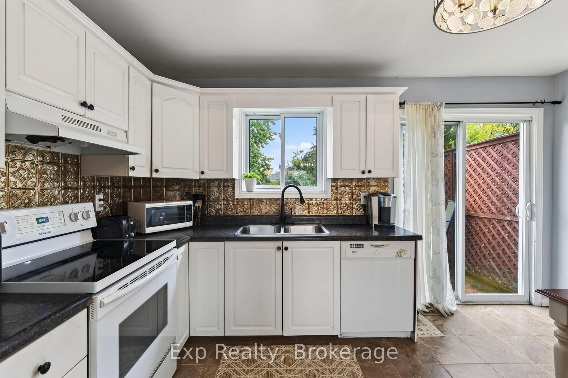 Photo 10 of 4 Harbourview Crescent, Prince Edward County, Wellington Ward — HOMEH