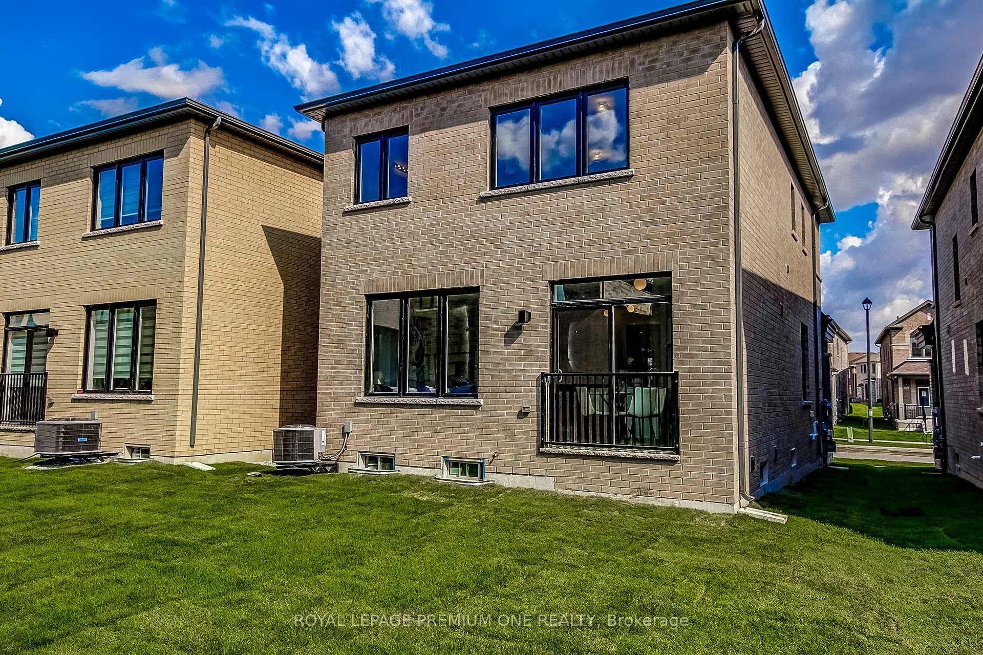Photo 33 of 393 Kennedy Circle W, Milton, Cobban — HOMEH