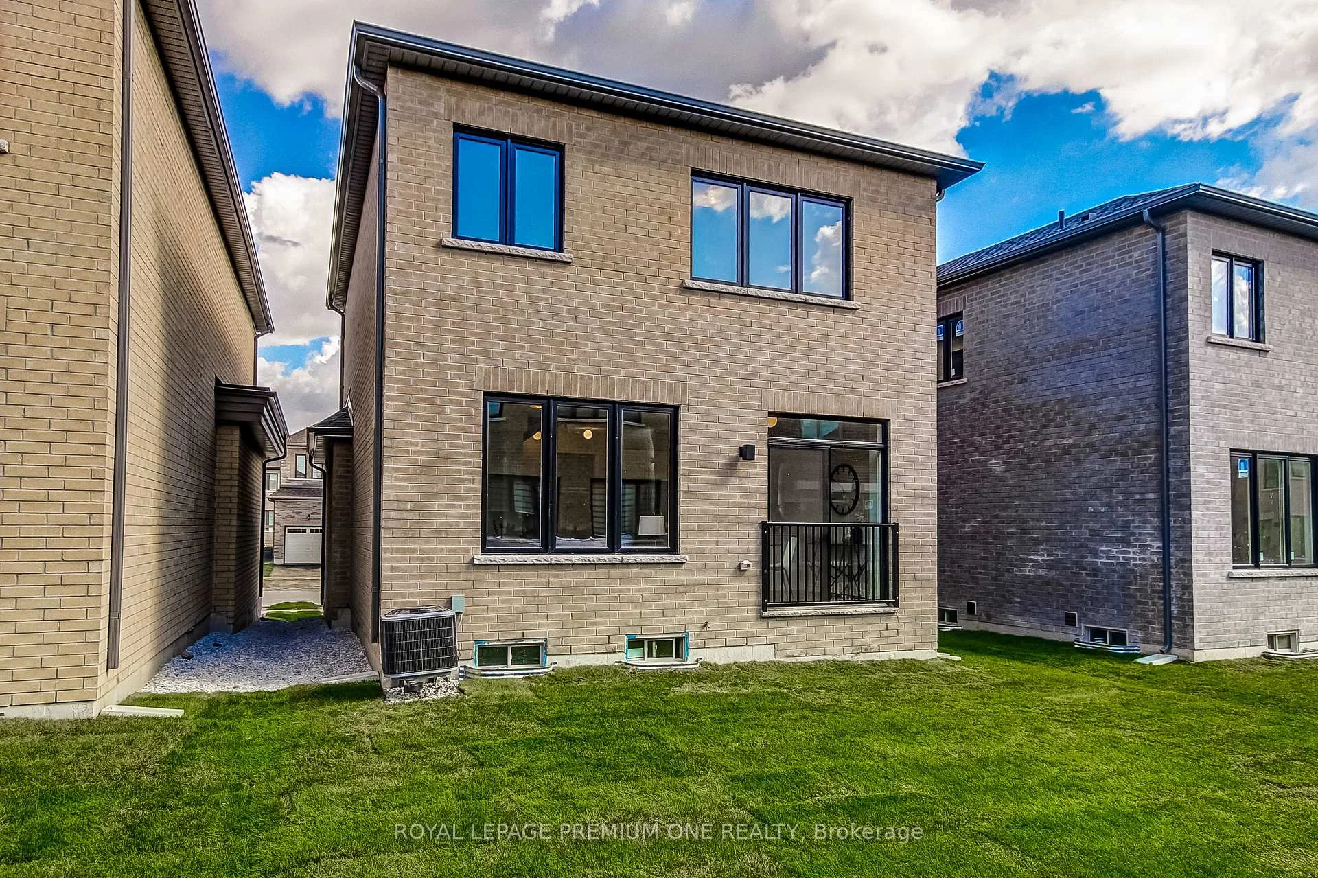 Photo 34 of 393 Kennedy Circle W, Milton, Cobban — HOMEH
