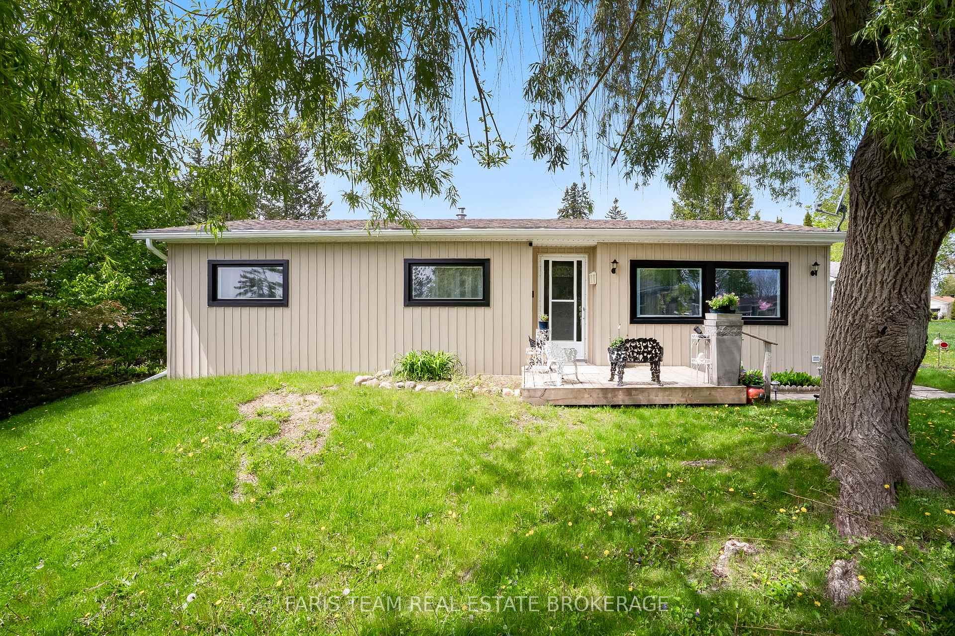Photo 3 of 21 Hawthorne Drive, Innisfil, Rural Innisfil — HOMEH
