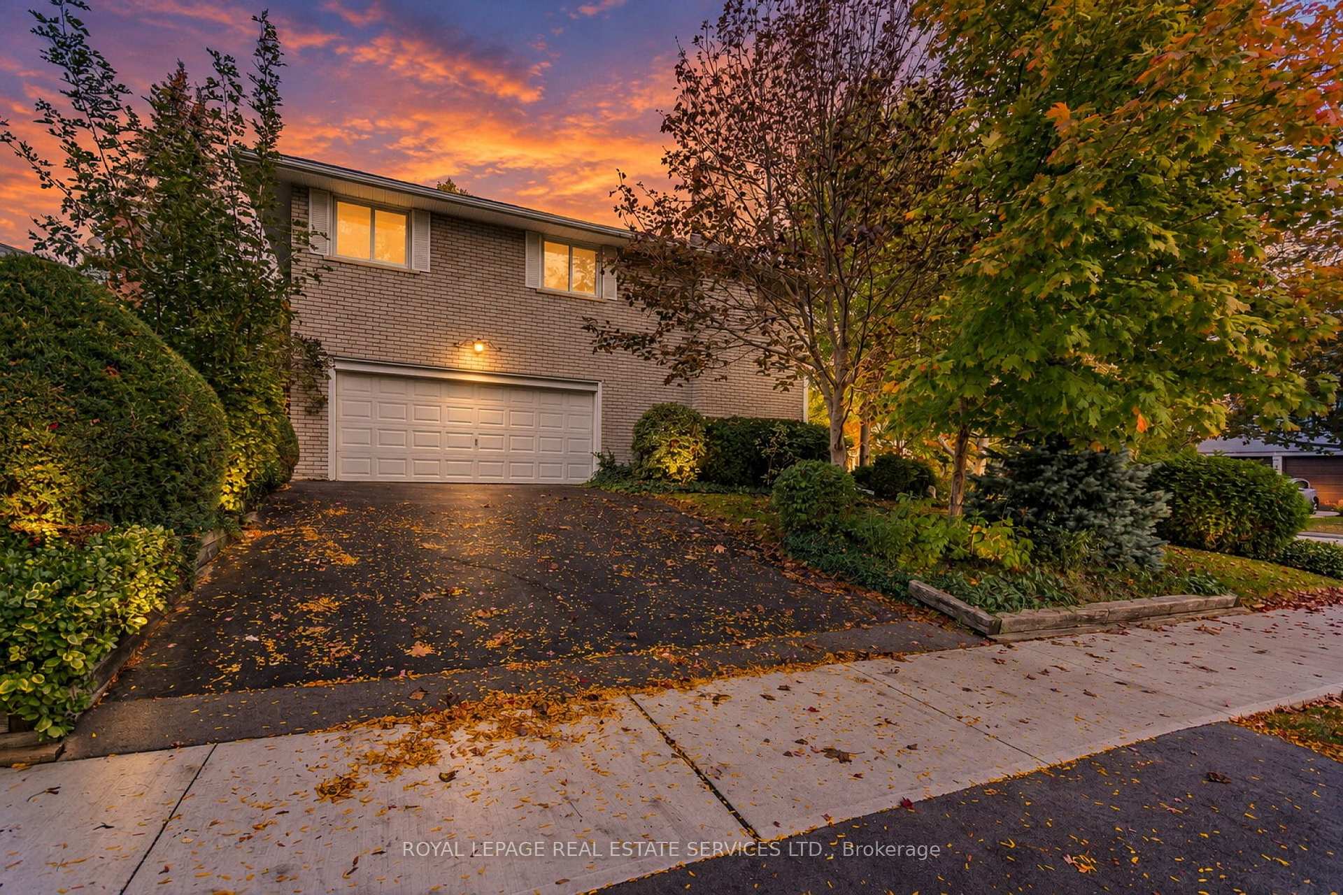 Photo 2 of 220 Edenbridge Drive, Etobicoke, Edenbridge-Humber Valley — HOMEH