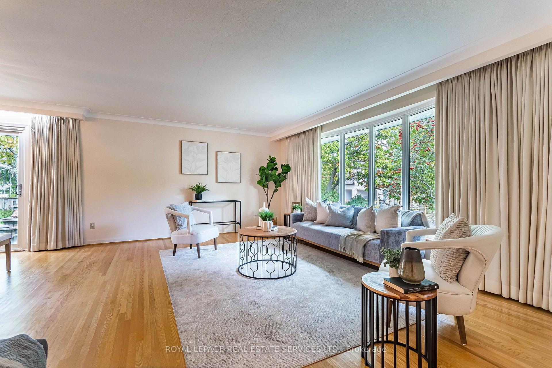 Photo 3 of 220 Edenbridge Drive, Etobicoke, Edenbridge-Humber Valley — HOMEH
