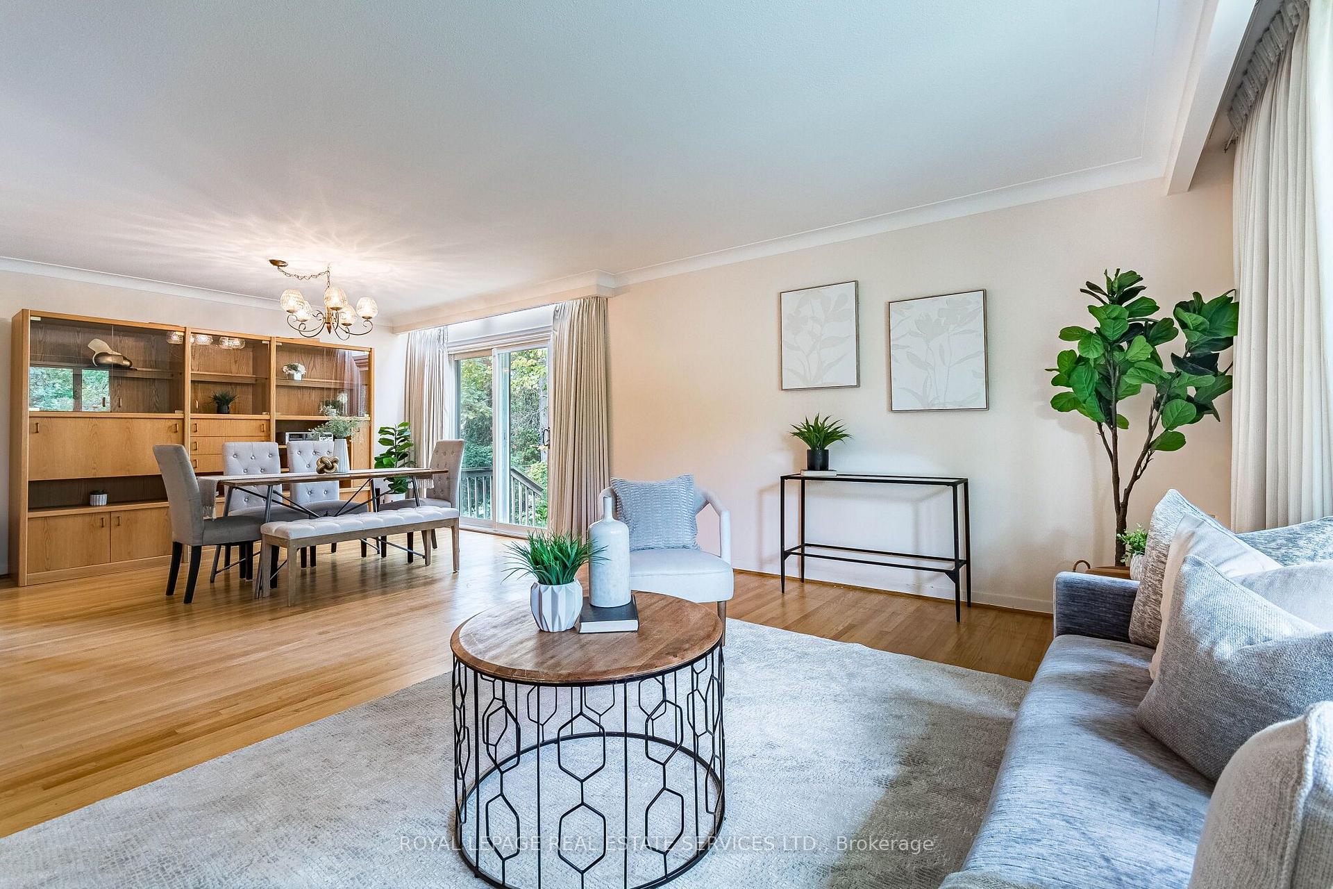 Photo 4 of 220 Edenbridge Drive, Etobicoke, Edenbridge-Humber Valley — HOMEH