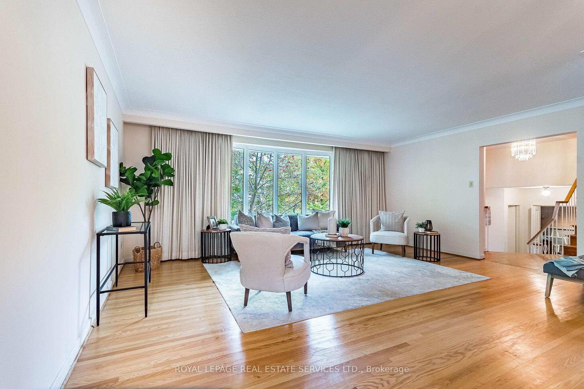 Photo 5 of 220 Edenbridge Drive, Etobicoke, Edenbridge-Humber Valley — HOMEH