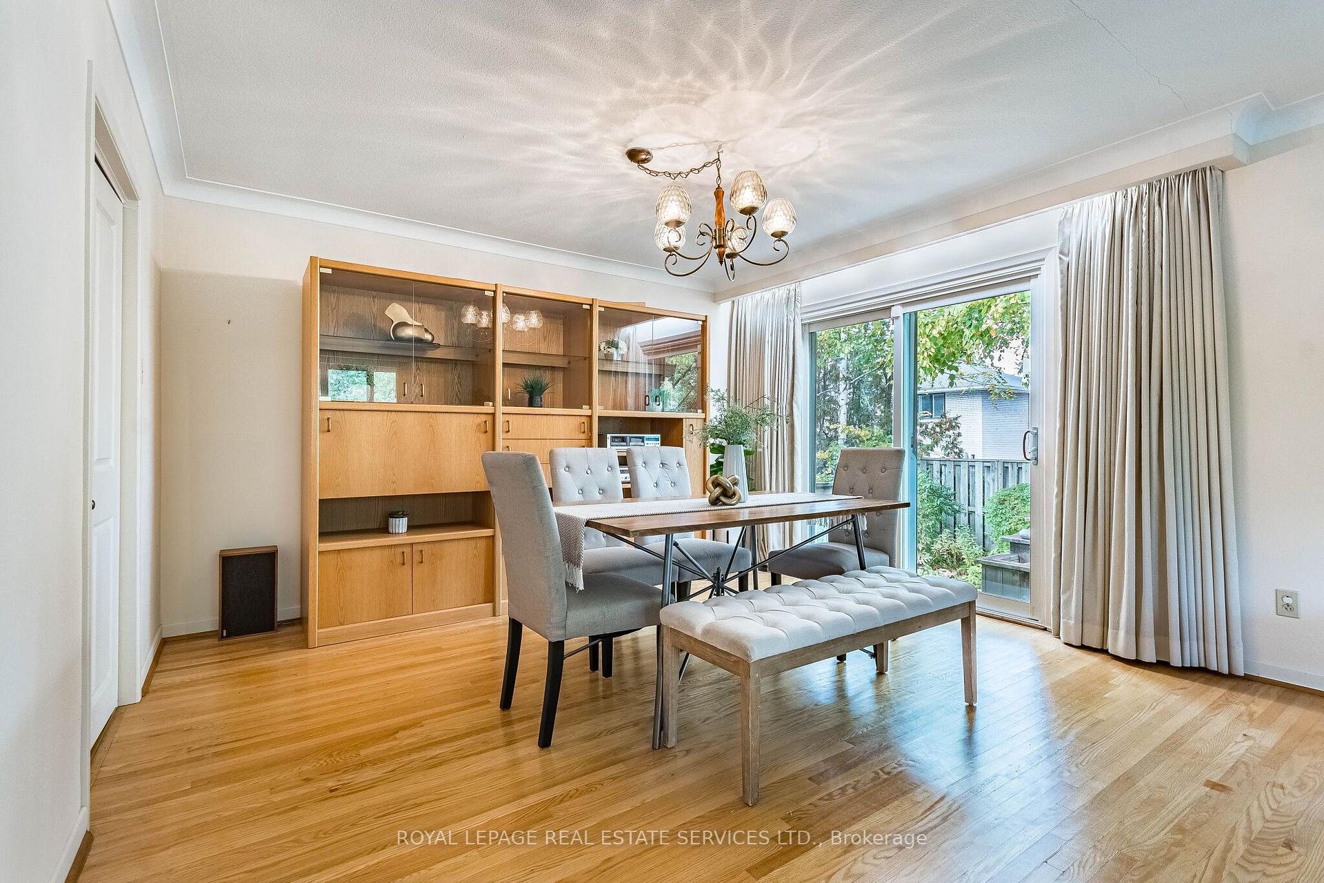 Photo 7 of 220 Edenbridge Drive, Etobicoke, Edenbridge-Humber Valley — HOMEH