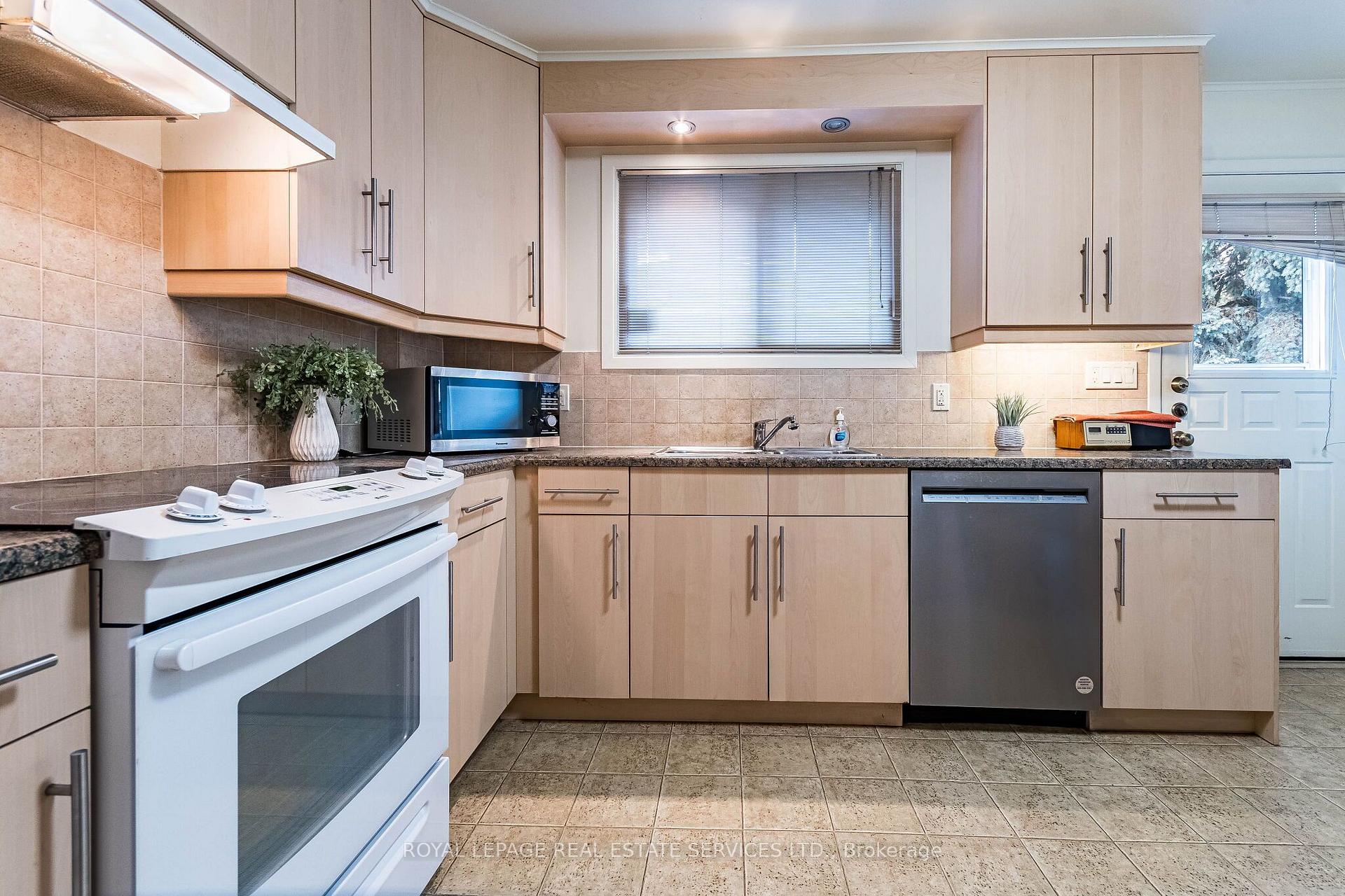 Photo 8 of 220 Edenbridge Drive, Etobicoke, Edenbridge-Humber Valley — HOMEH