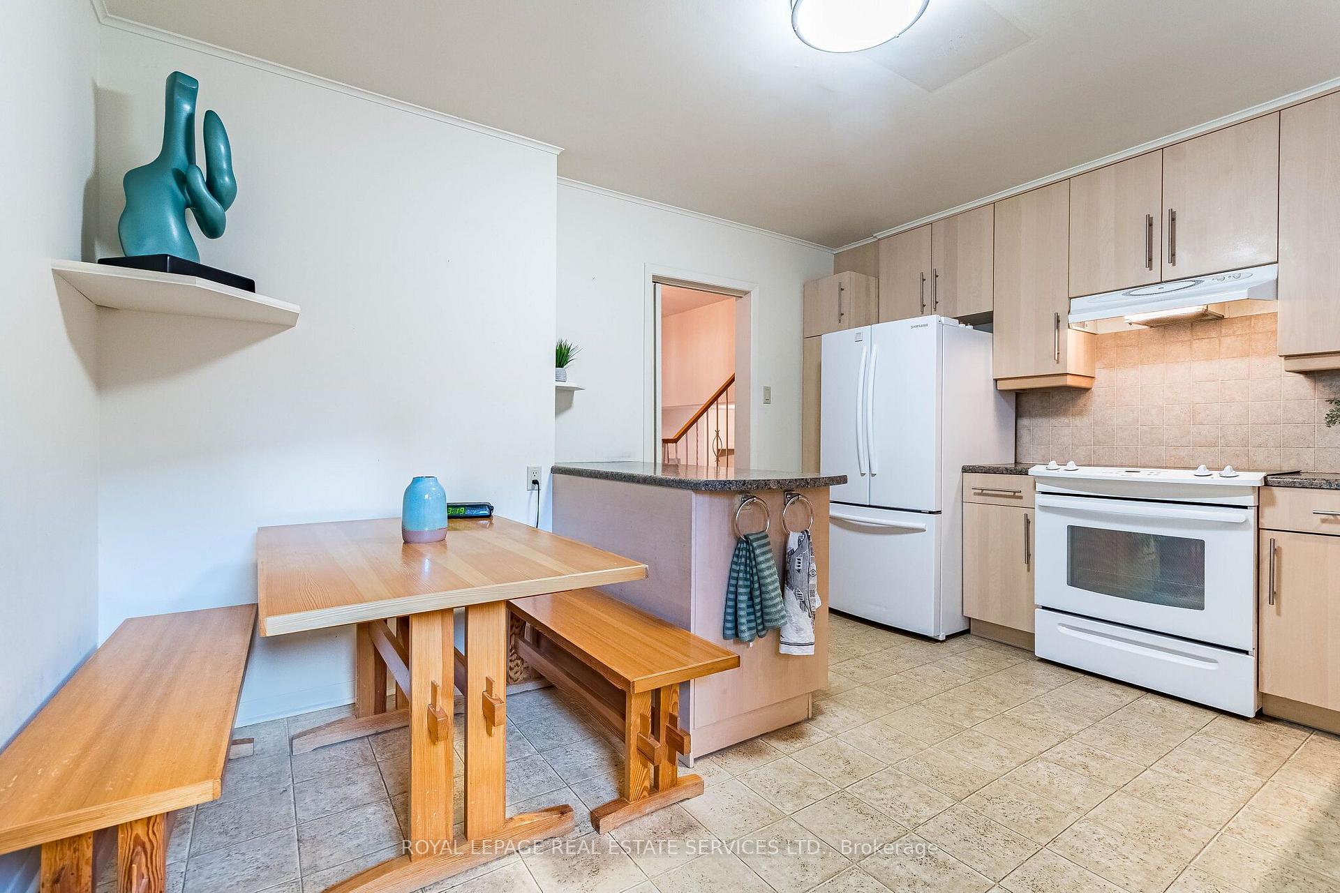 Photo 9 of 220 Edenbridge Drive, Etobicoke, Edenbridge-Humber Valley — HOMEH