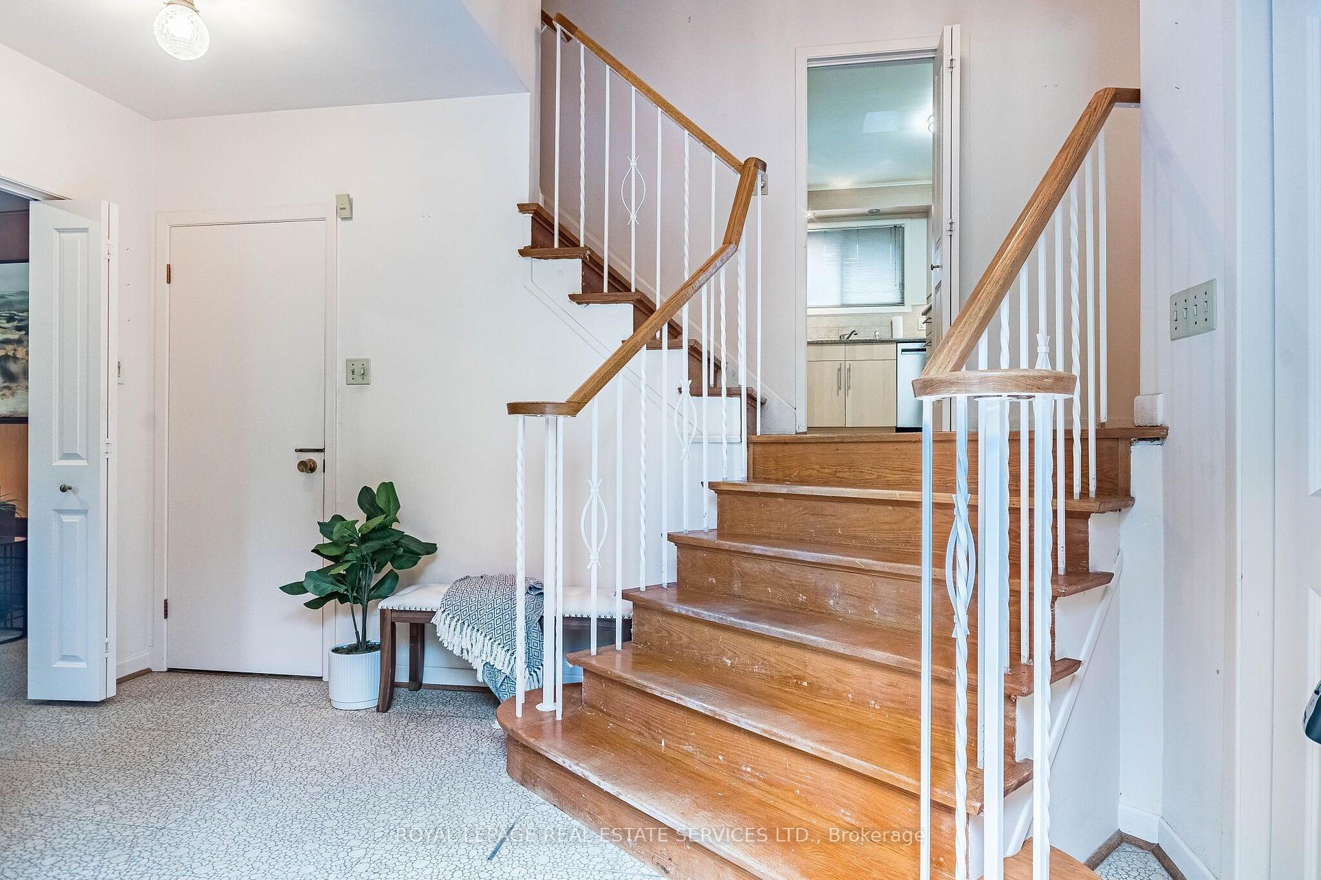 Photo 13 of 220 Edenbridge Drive, Etobicoke, Edenbridge-Humber Valley — HOMEH
