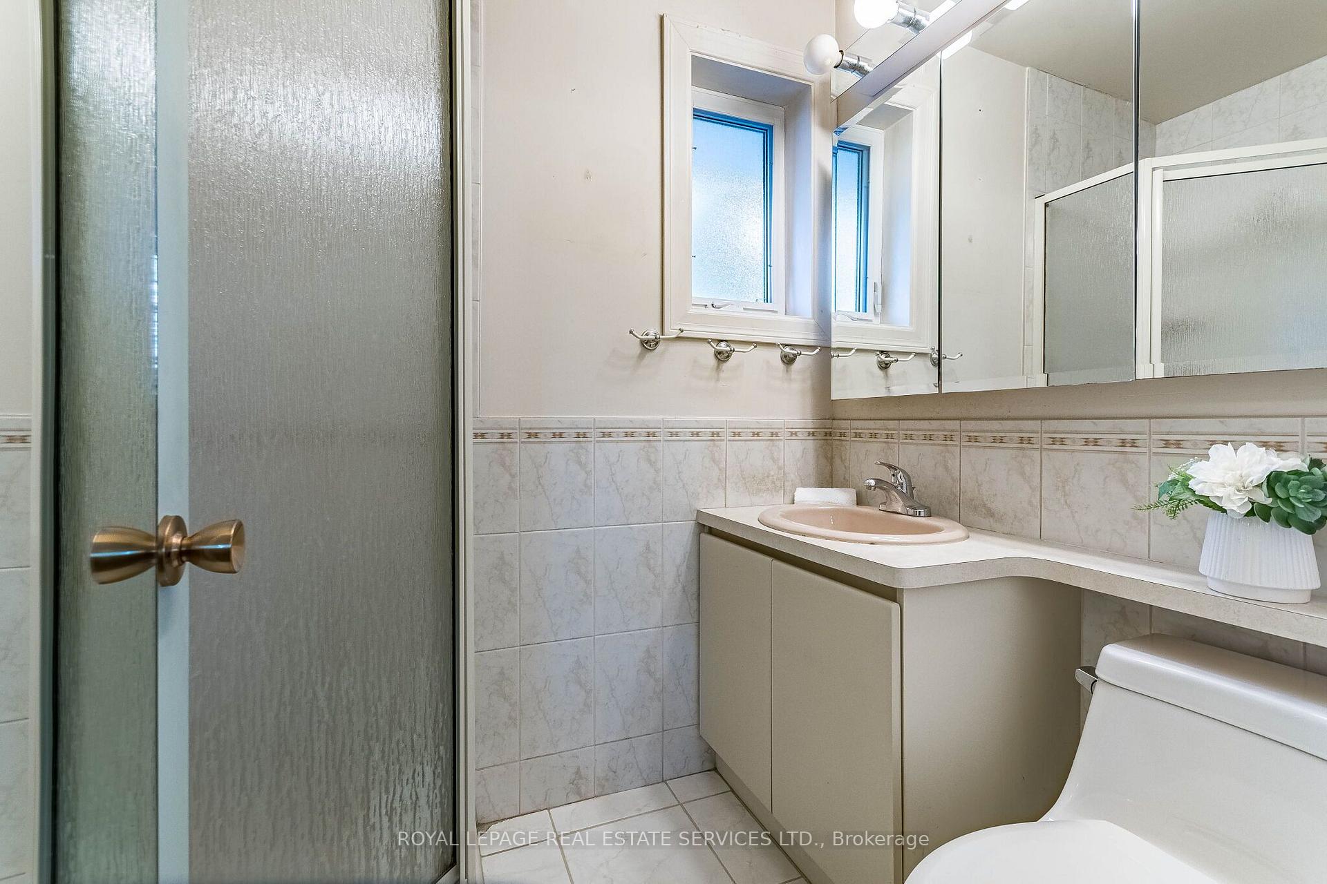 Photo 16 of 220 Edenbridge Drive, Etobicoke, Edenbridge-Humber Valley — HOMEH
