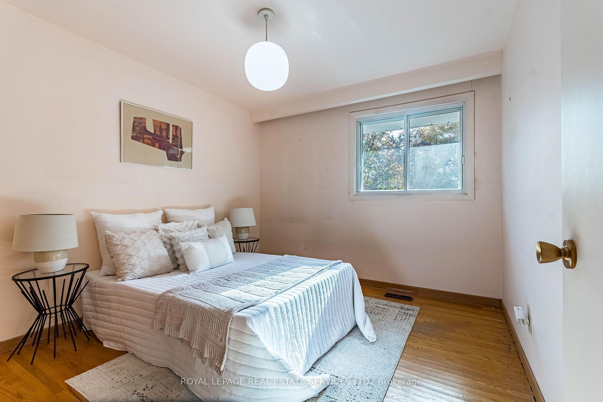 Photo 18 of 220 Edenbridge Drive, Etobicoke, Edenbridge-Humber Valley — HOMEH
