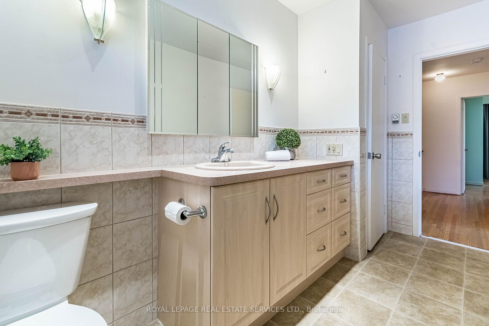 Photo 19 of 220 Edenbridge Drive, Etobicoke, Edenbridge-Humber Valley — HOMEH