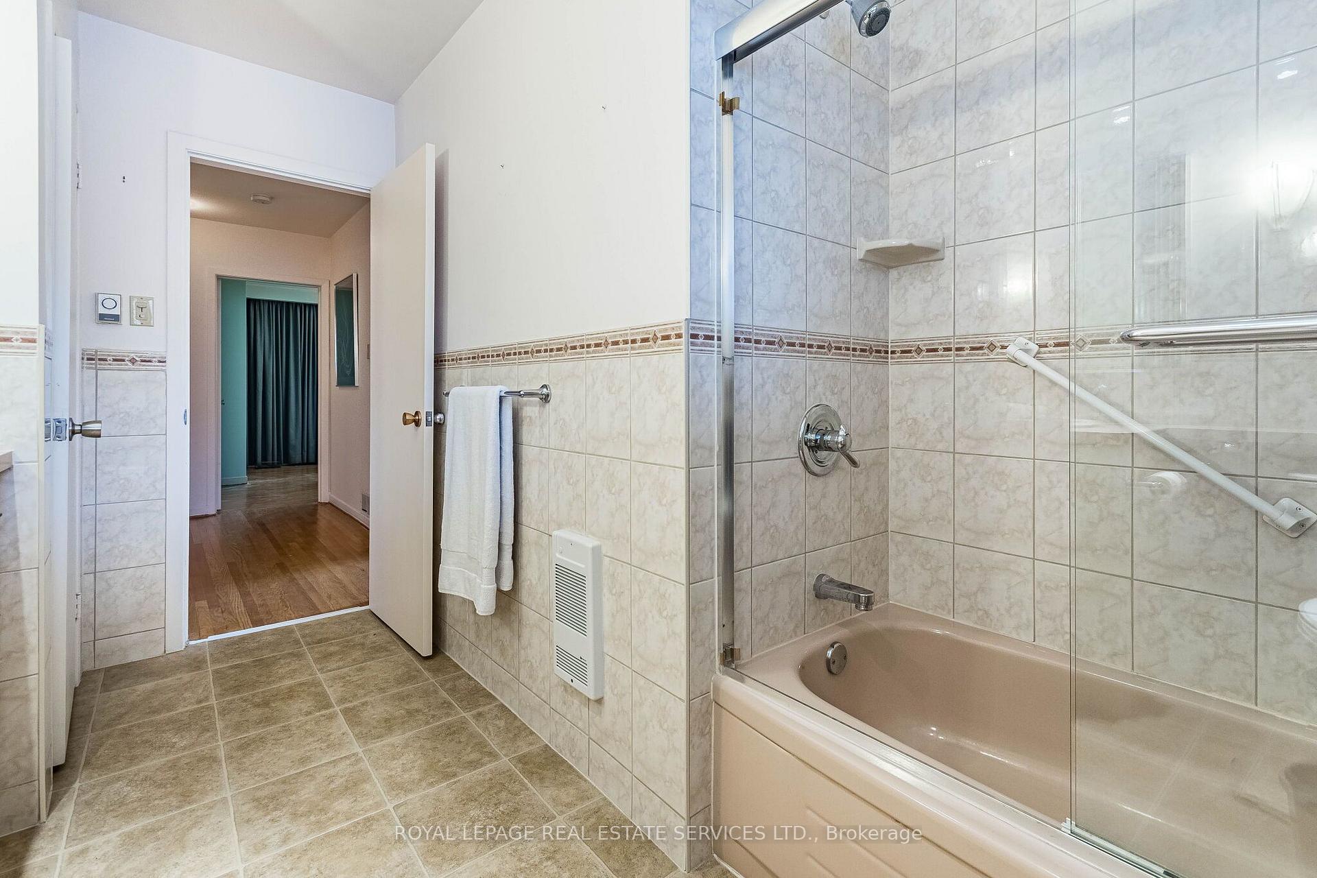 Photo 20 of 220 Edenbridge Drive, Etobicoke, Edenbridge-Humber Valley — HOMEH
