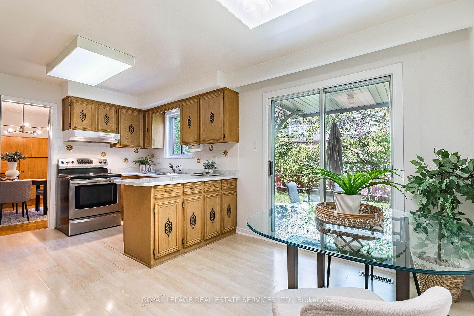 Photo 7 of 213 The Kingsway, Etobicoke, Edenbridge-Humber Valley — HOMEH